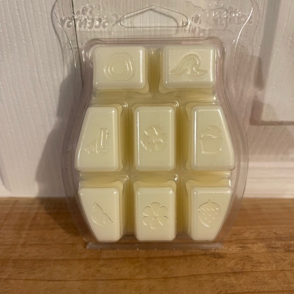 Scentsy Pink Strawberries & Cream Scent Bar - Picture 2 of 2